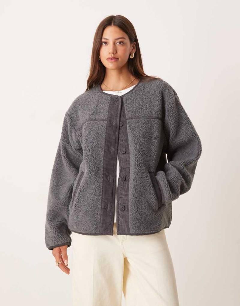 ASOS DESIGN - Teddyfell-Strickjacke in Anthrazit mit Cordbesatz-Grau von ASOS DESIGN