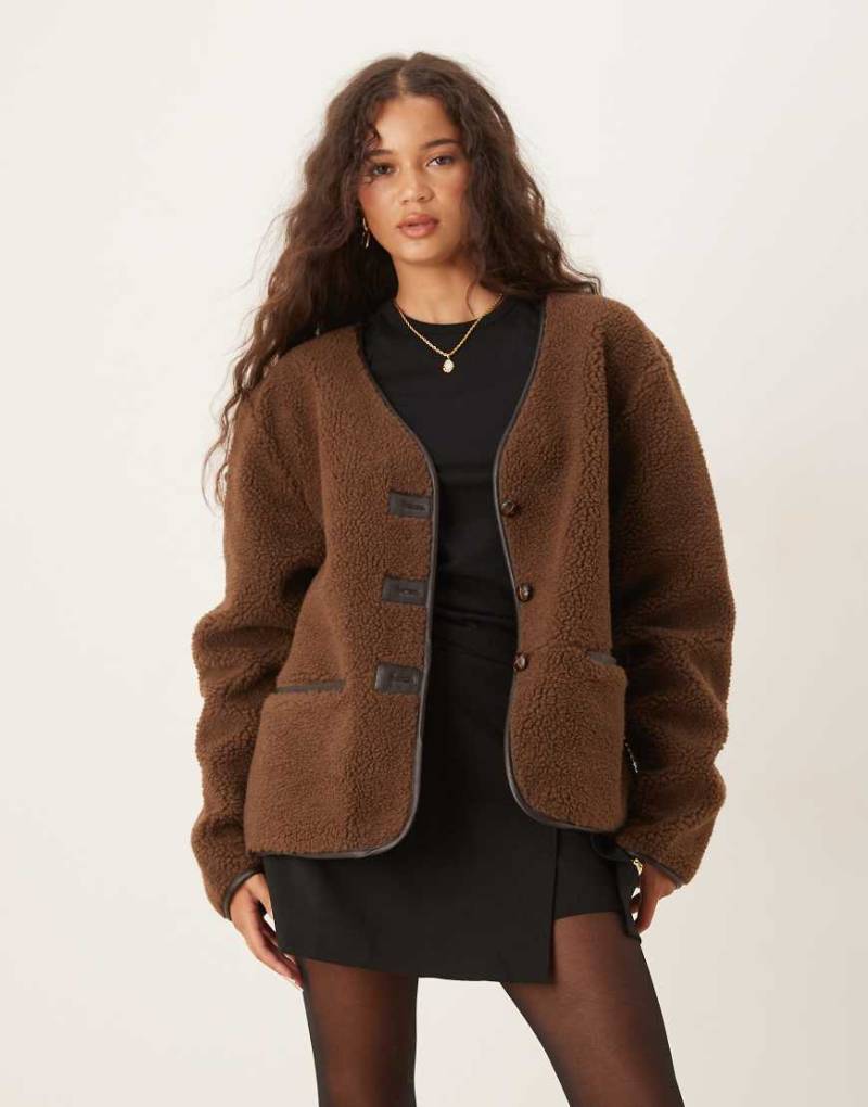 ASOS DESIGN - Teddyfell-Strickjacke in Schokobraun mit PU-Besatz von ASOS DESIGN