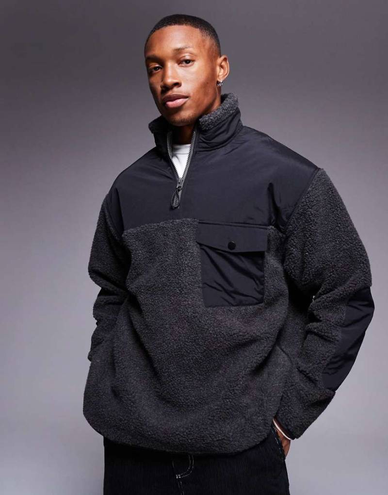 ASOS DESIGN - Teddyfell-Sweatshirt in Schwarz mit Oversize-Schnitt, kurzem Reißverschluss und Kontrast-Nylondetail von ASOS DESIGN