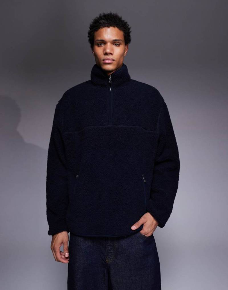 ASOS DESIGN - Locker geschnittenes Teddyfell-Sweatshirt in Marineblau mit durchgehendem Reißverschluss und Stehkragen von ASOS DESIGN