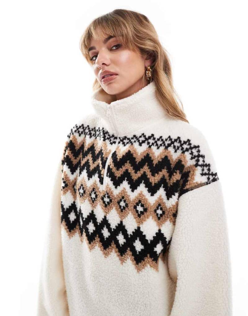 ASOS DESIGN - Teddyfell-Sweatshirt mit kurzem Reißverschluss und Norwegermuster-Bunt ASOS DESIGN - Teddyfell-Sweatshirt mit kurzem Reißverschluss und Norwegermuster-Bunt von ASOS DESIGN