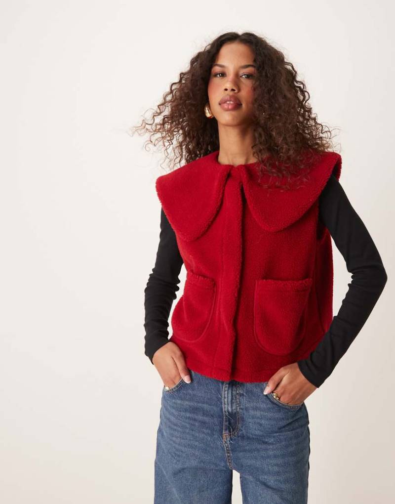 ASOS DESIGN - Teddyfell-Weste in Rot mit Kragen und Oversize-Schnitt von ASOS DESIGN