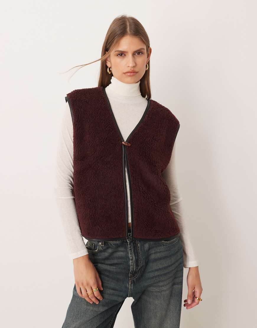 ASOS DESIGN - Weste aus Teddyfleece in Burgunderrot mit V-Ausschnitt und Kontrasteinfassung-Rosa von ASOS DESIGN