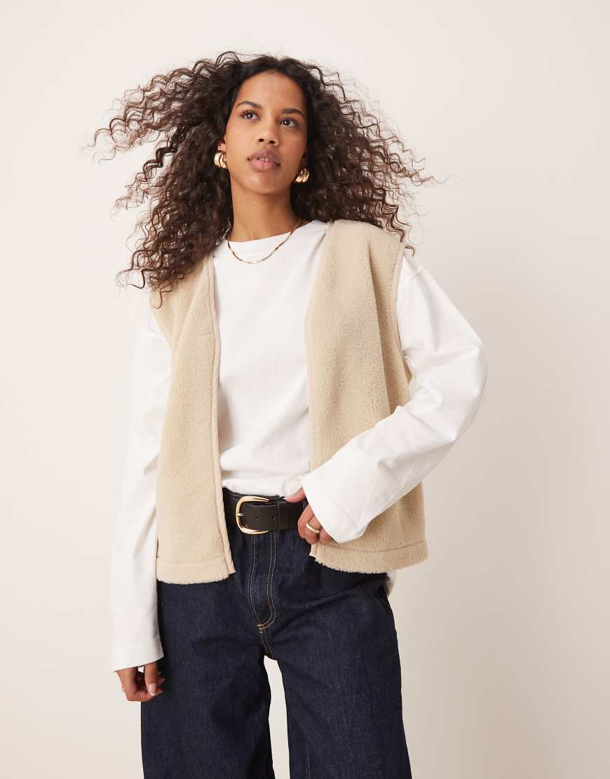 ASOS DESIGN - Teddyfell-Weste in Steinbeige mit Einfassung-Neutral ASOS DESIGN - Teddyfell-Weste in Steinbeige mit Einfassung-Neutral von ASOS DESIGN