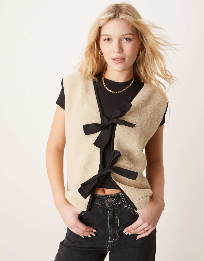 ASOS DESIGN - Teddyfell-Weste in Steinbeige mit Schleifendetails zum Binden-Neutral ASOS DESIGN - Teddyfell-Weste in Steinbeige mit Schleifendetails zum Binden-Neutral von ASOS DESIGN