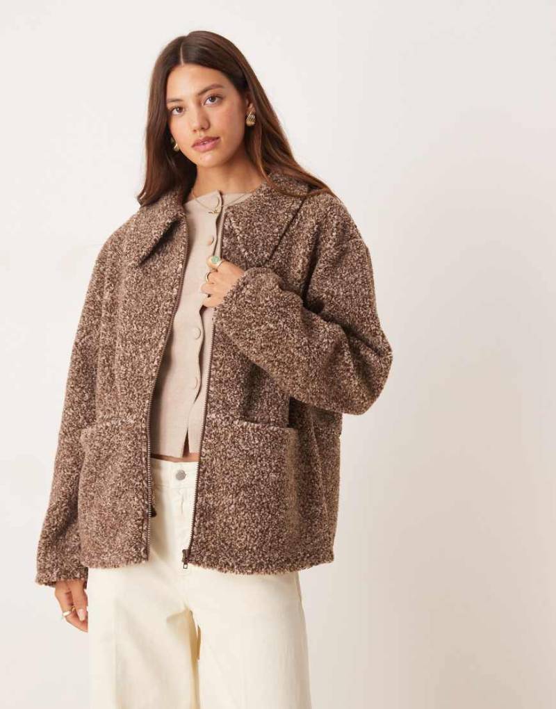 ASOS DESIGN - Teddyfleece-Jacke in zwei neutralen Töne mit Reißverschluss und Kragen-Braun von ASOS DESIGN