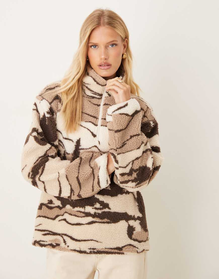 ASOS DESIGN - Teddyfleece-Sweatshirt in Neutral mit Berg-Muster und Reißverschluss von ASOS DESIGN