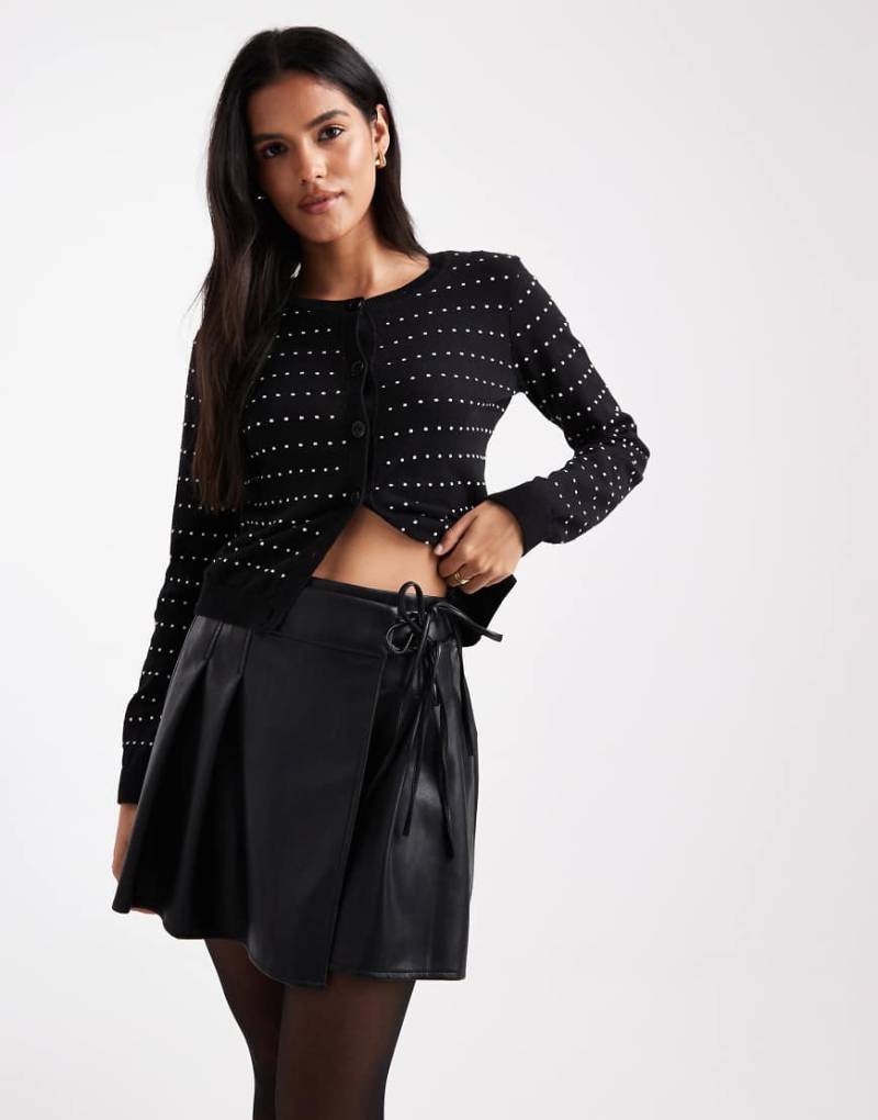 ASOS DESIGN - Tennis-Minirock aus Kunstleder in Schwarz mit Bindegürtel von ASOS DESIGN