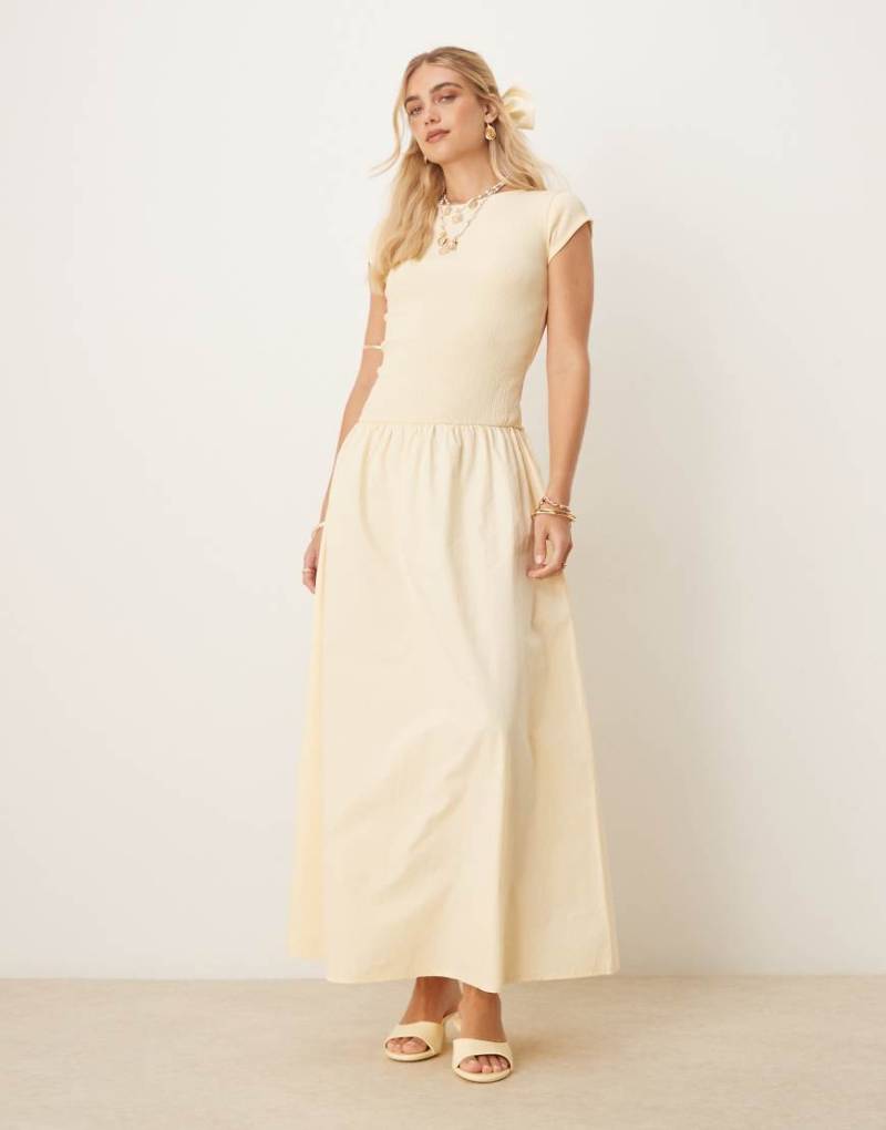 ASOS DESIGN - Texturiertes Maxikleid aus Popelinemix in Buttermilchgelb mit tief angesetztem Saum und kurz angesetzten Ärmeln von ASOS DESIGN