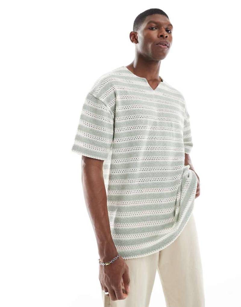 ASOS DESIGN - Texturiertes Oversize-T-Shirt in Creme und Grün gestreift mit V-Einkerbung-Bunt von ASOS DESIGN