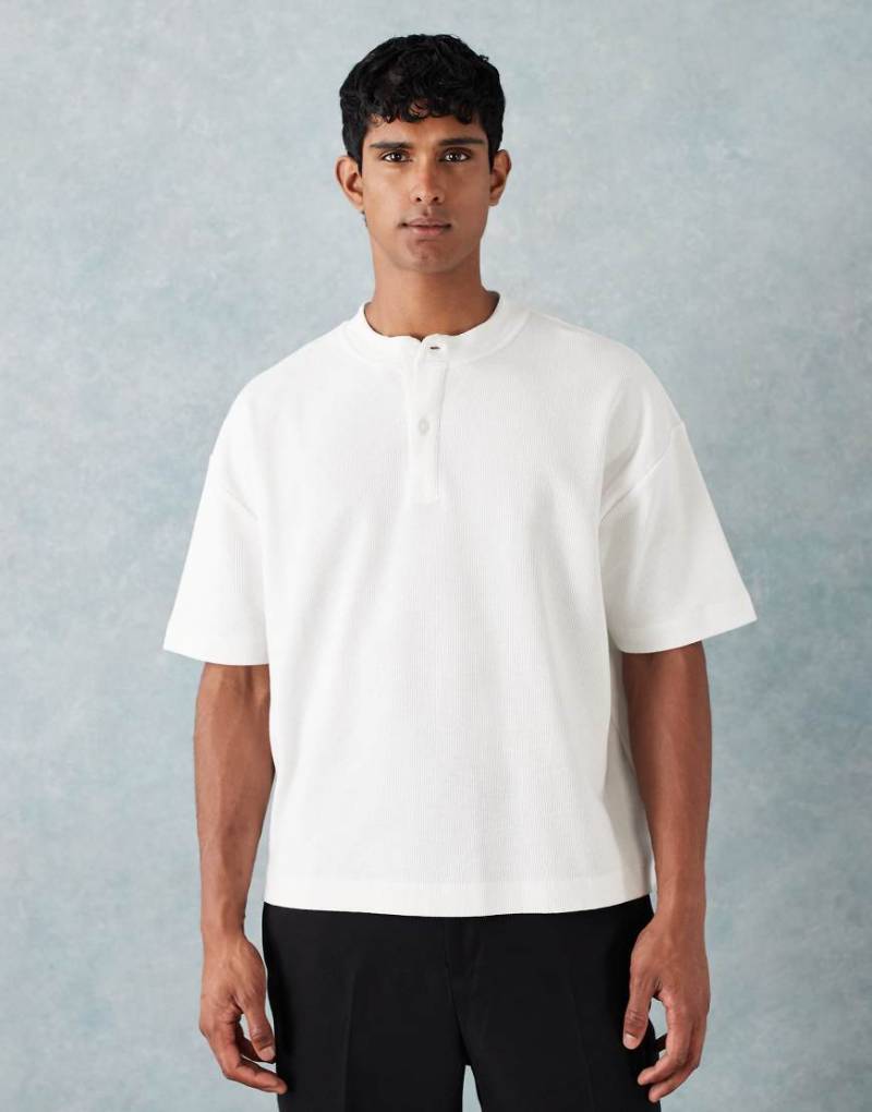 ASOS DESIGN - Texturiertes Oversize-T-Shirt in Weiß mit Henley-Kragen von ASOS DESIGN