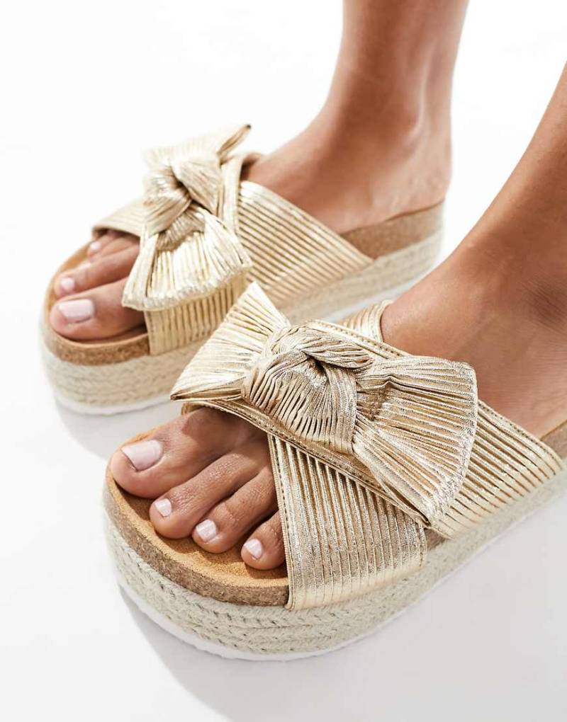 ASOS DESIGN - Thankful - Plateau-Sandalen in Gold mit Schleifendetail-Goldfarben von ASOS DESIGN