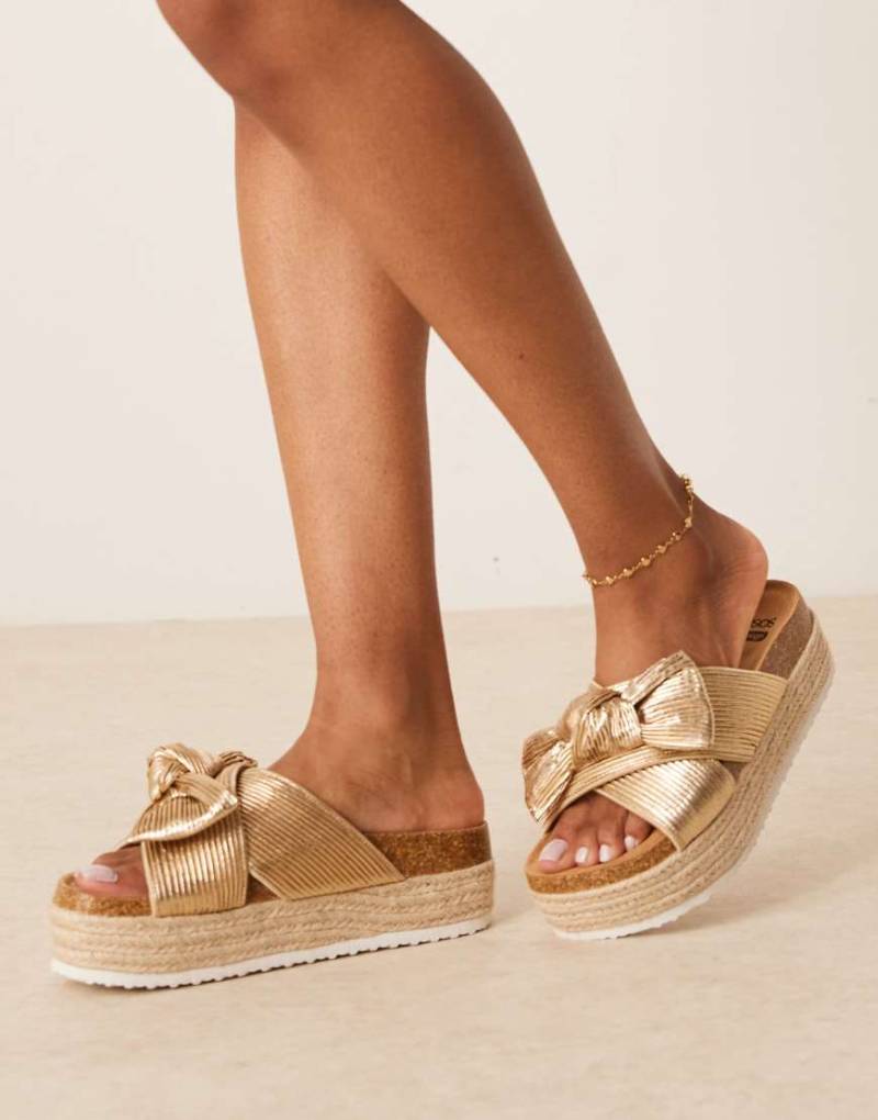 ASOS DESIGN - Thankful - Plateau-Sandalen in Gold mit Schleifendetail-Goldfarben von ASOS DESIGN