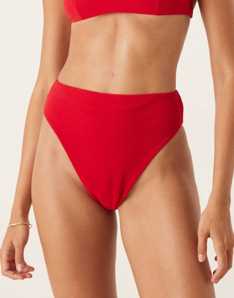 ASOS DESIGN - Tia - Gerüschte Bikinihose aus Frottee in Rot mit hoher Taille und hohem Beinausschnitt von ASOS DESIGN