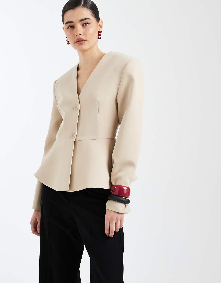 ASOS DESIGN - Tief ausgeschnittener Blazer in Camel mit Schößchen-Neutral von ASOS DESIGN