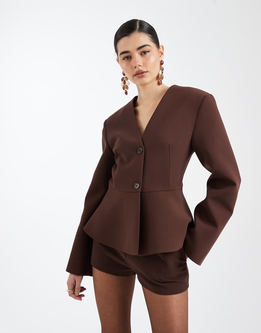 ASOS DESIGN - Tief ausgeschnittener Blazer in Schokobraun mit Schößchen-Brown von ASOS DESIGN