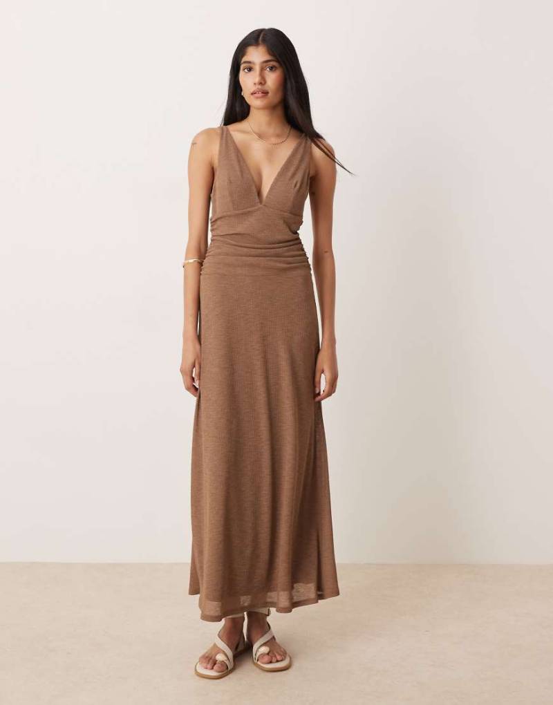 ASOS DESIGN - Tief ausgeschnittenes, geripptes Netzstoff-Maxikleid in Mokka mit geraffter Taille-Brown von ASOS DESIGN