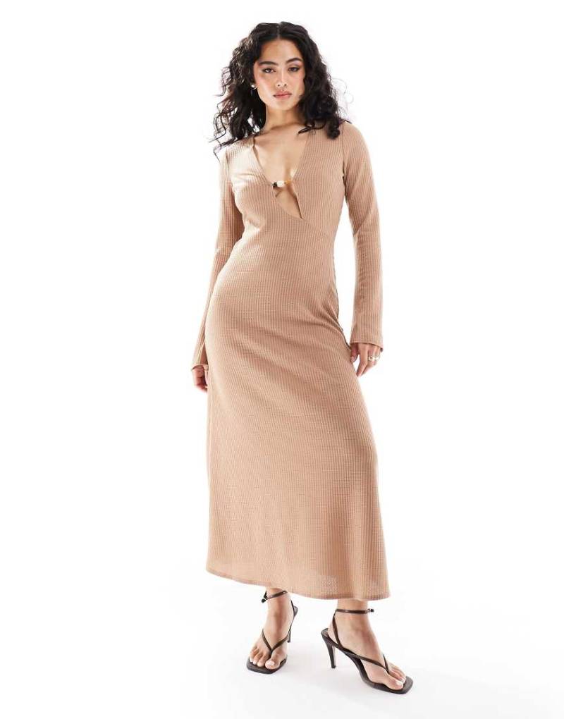 ASOS DESIGN - Tief ausgeschnittenes, langärmliges Maxikleid in Camel mit Perlenbesatz-Neutral von ASOS DESIGN