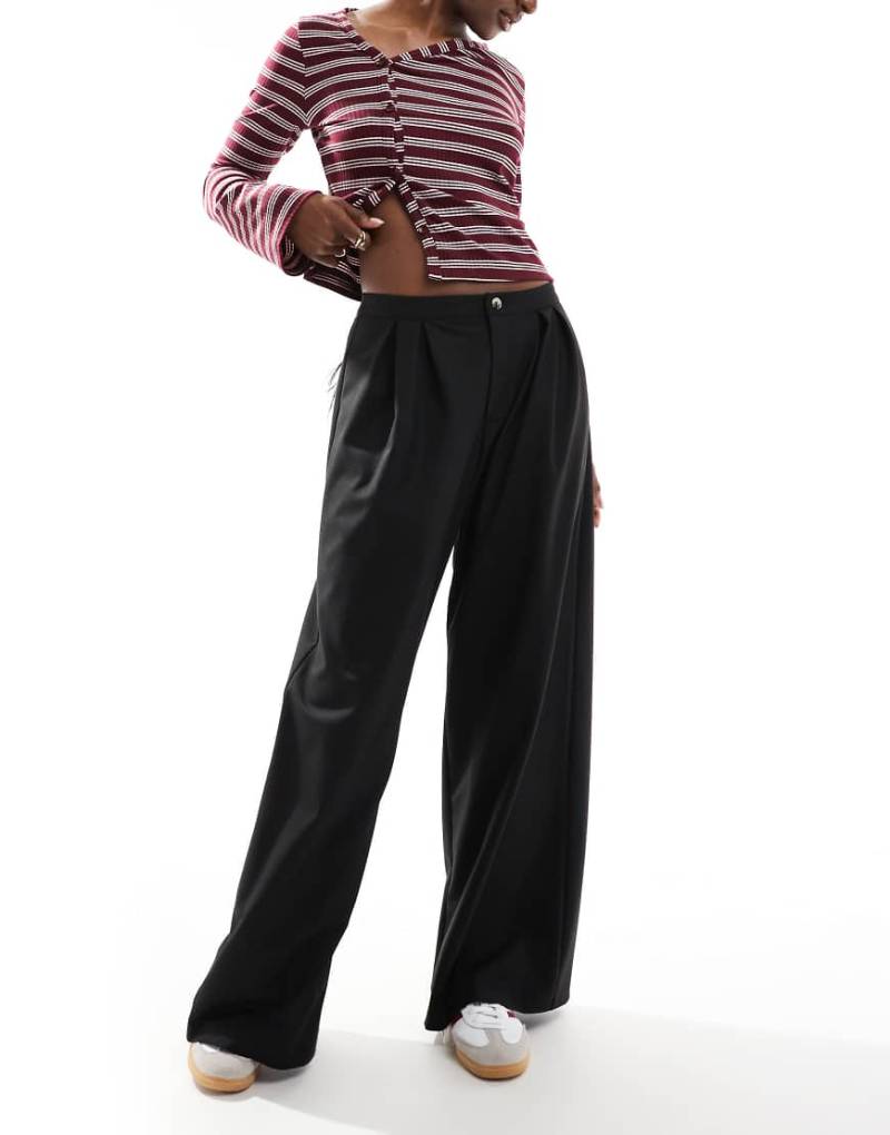 ASOS DESIGN - Tief sitzende Hose in Schwarz mit Bundfalten und weitem Bein-Braun von ASOS DESIGN