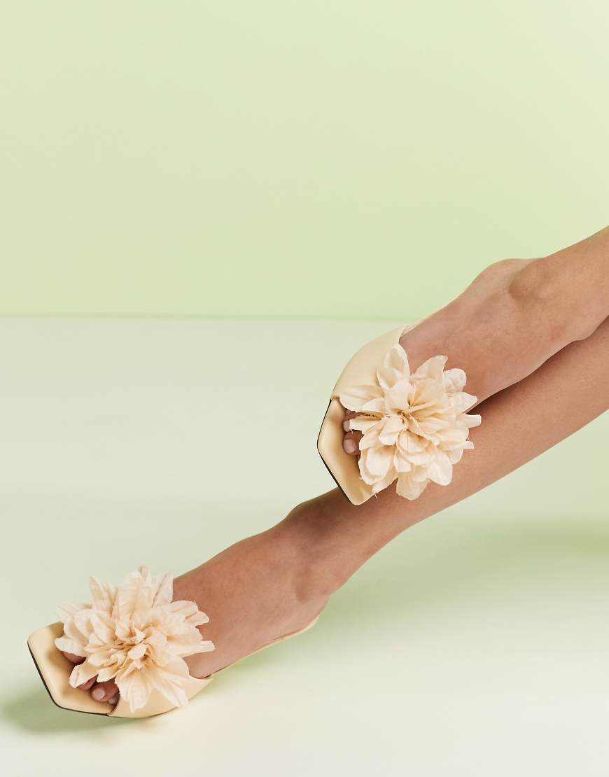 ASOS DESIGN - Tilly - Keilabsatz-Mules in Buttermilchgelb mit Ansteckblumen-Design von ASOS DESIGN