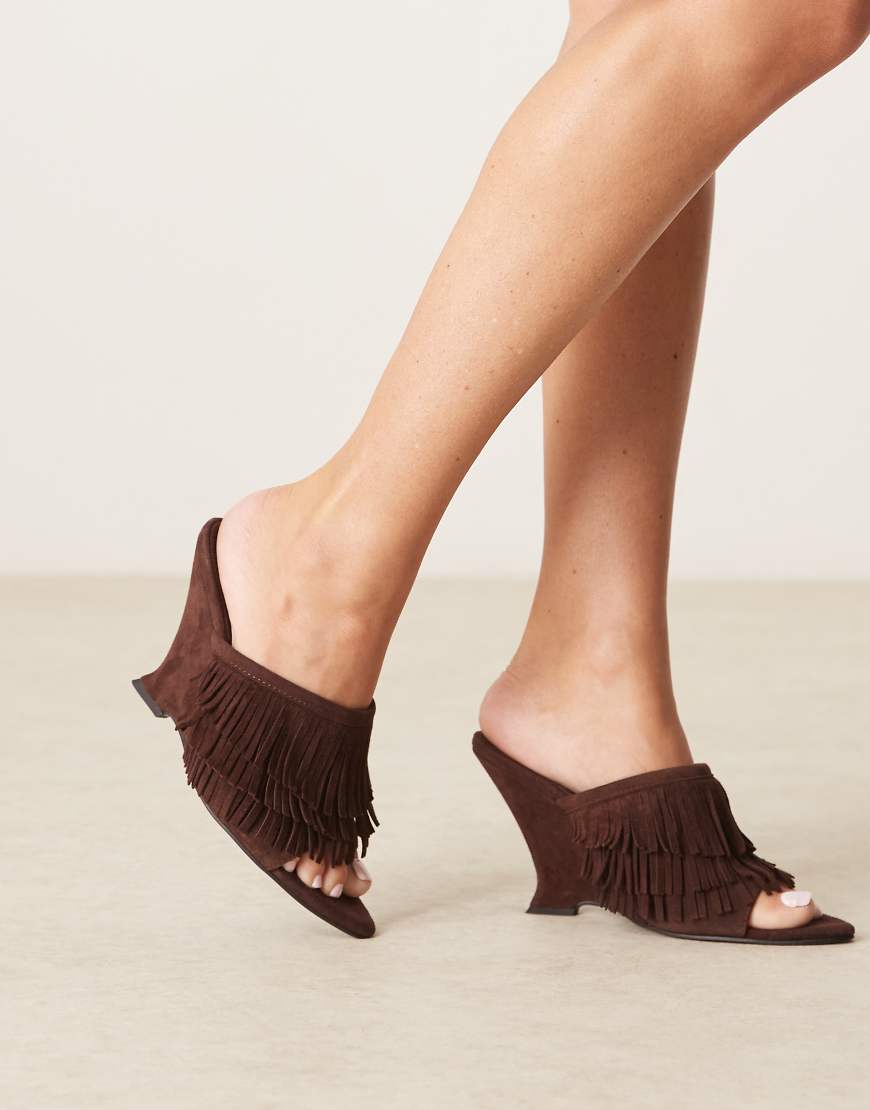ASOS DESIGN - Tizzy - Pantoletten aus echtem Wildleder in Schokobraun mit Keilabsatz und Fransenverzierung von ASOS DESIGN