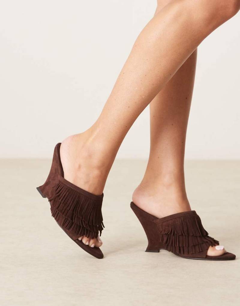 ASOS DESIGN - Tizzy - Pantoletten aus echtem Wildleder in Schokobraun mit Keilabsatz und Fransenverzierung von ASOS DESIGN