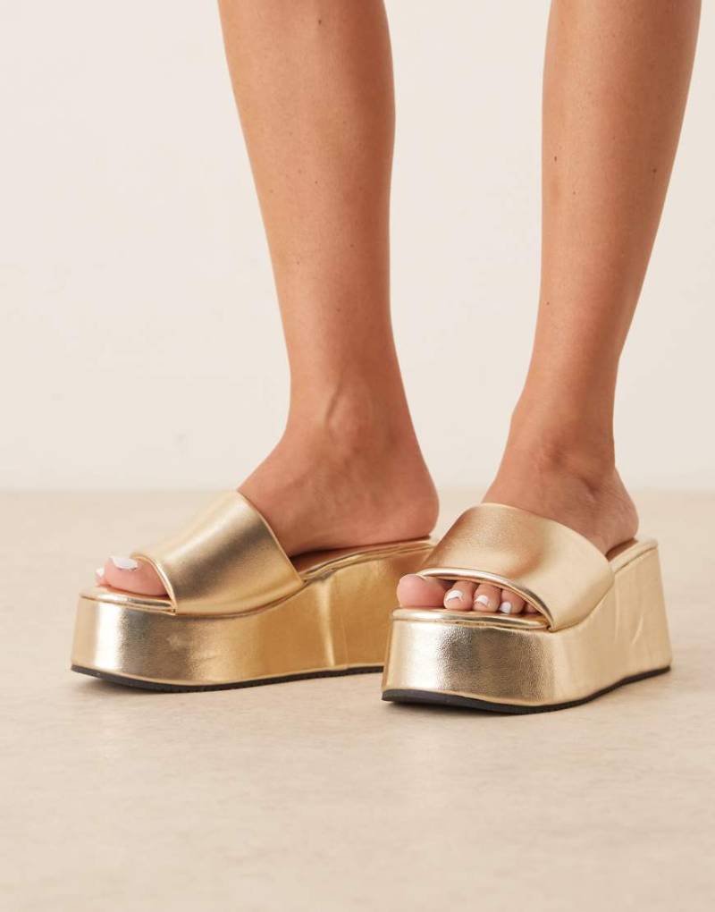 ASOS DESIGN - Tornado - Flache Mules-Sandalen in Gold-Goldfarben von ASOS DESIGN