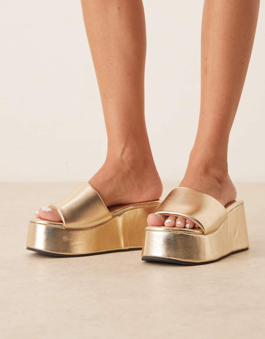 ASOS DESIGN - Tornado - Flache Mules-Sandalen in Gold-Goldfarben ASOS DESIGN - Tornado - Flache Mules-Sandalen in Gold-Goldfarben von ASOS DESIGN