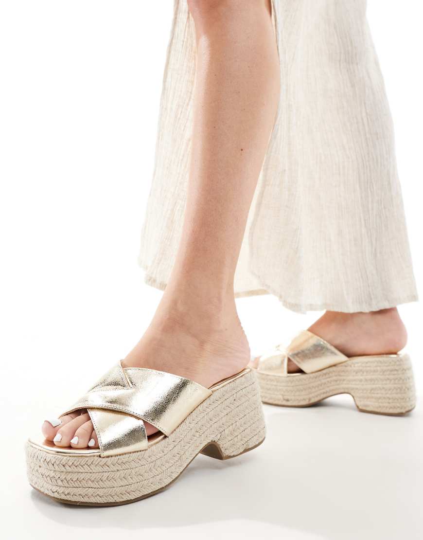 ASOS DESIGN - Toy - Keilabsatzschuhe in Gold mit überkreuzten Riemen-Goldfarben von ASOS DESIGN