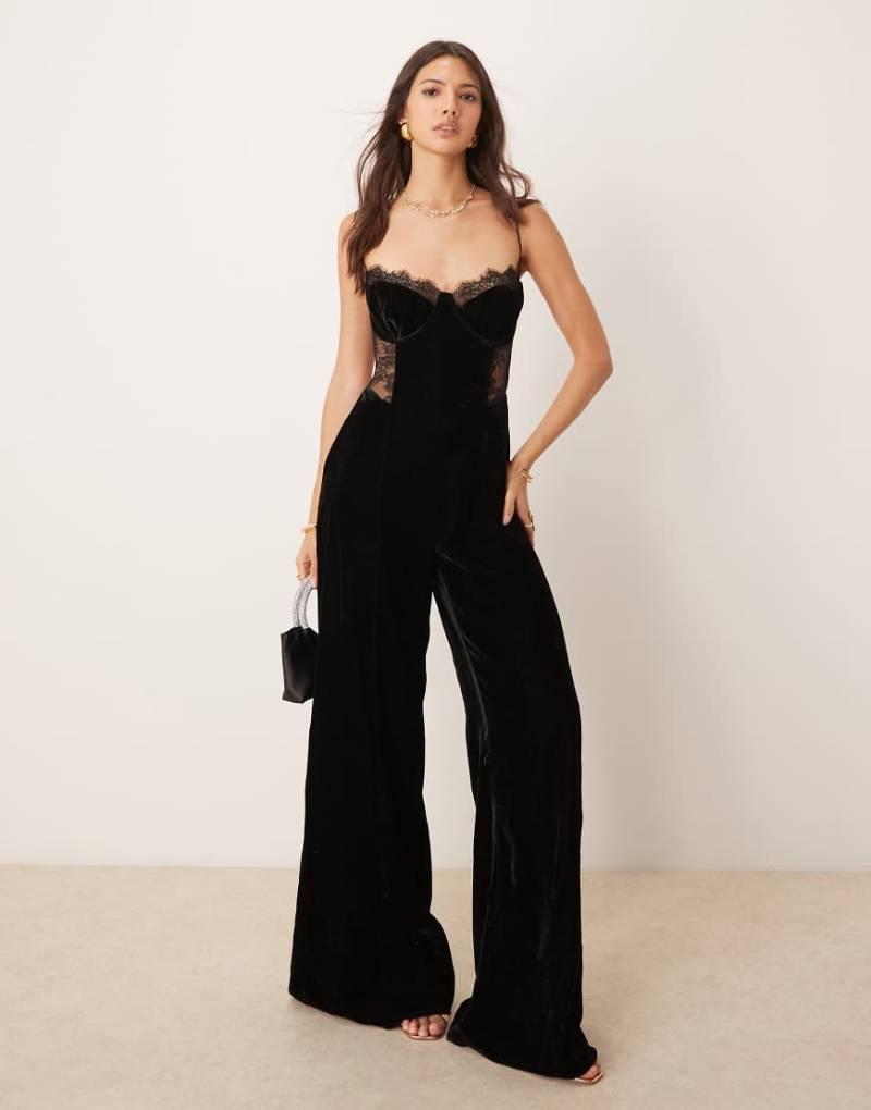 ASOS DESIGN - Träger-Jumpsuit aus Samt in Schwarz mit Spitzeneinsatz von ASOS DESIGN