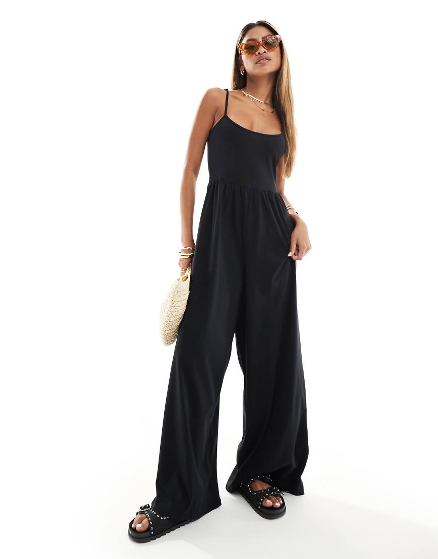 ASOS DESIGN - Träger-Jumpsuit in Schwarz mit weitem Bein und U-Ausschnitt ASOS DESIGN - Träger-Jumpsuit in Schwarz mit weitem Bein und U-Ausschnitt von ASOS DESIGN