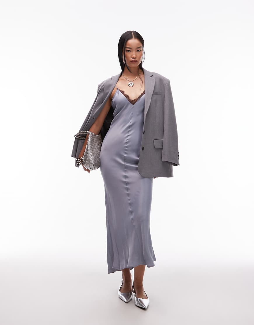 ASOS DESIGN - Träger-Maxikleid aus Satin in Hellblau mit V-Ausschnitt und Spitzenbesatz von ASOS DESIGN