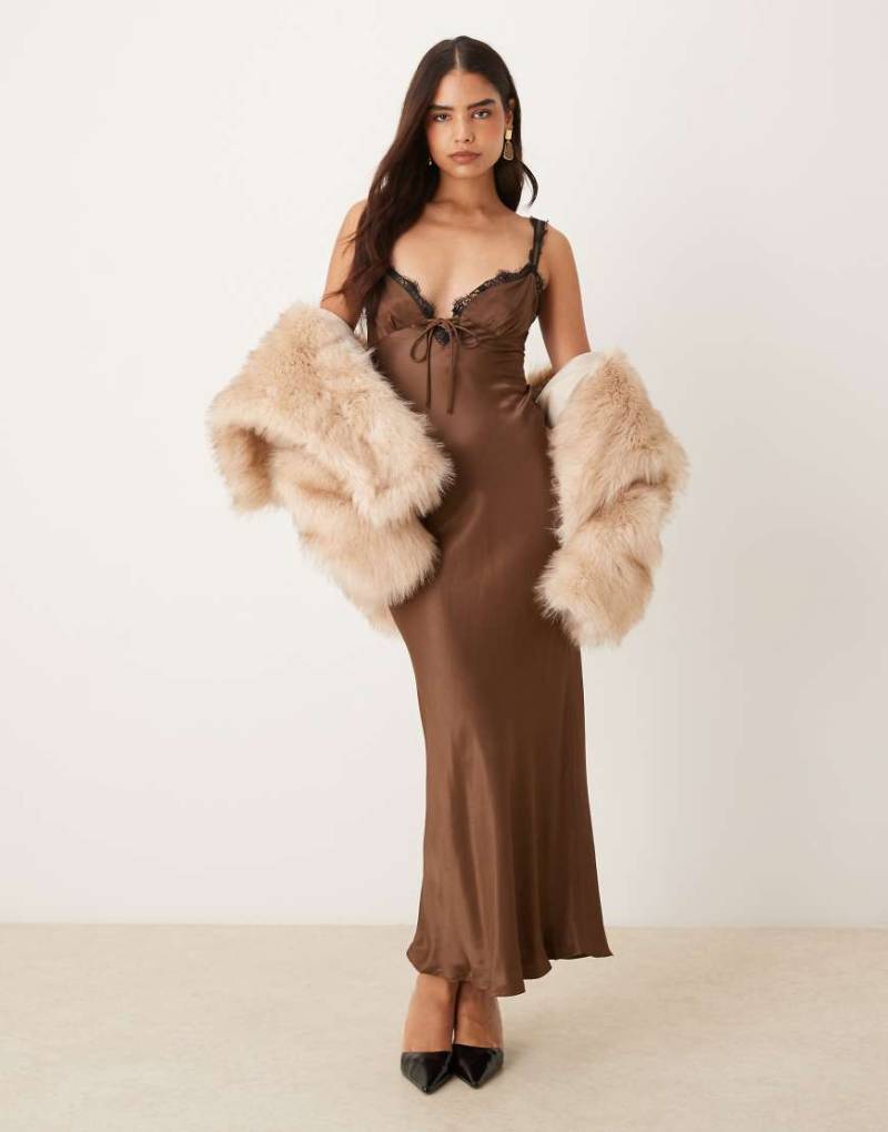 ASOS DESIGN - Träger-Maxikleid aus Satin in Schokobraun mit Spitzenbesatz-Brown von ASOS DESIGN