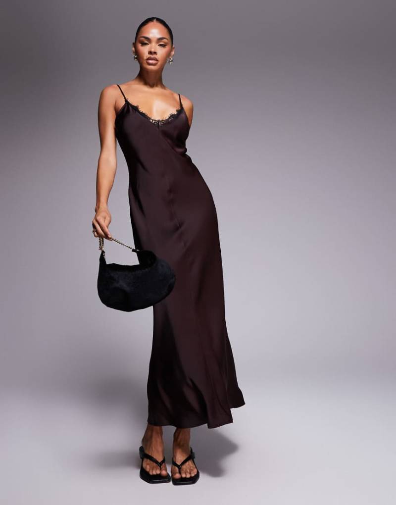 ASOS DESIGN - Träger-Maxikleid aus Satin in Schokobraun mit V-Ausschnitt und Spitzenbesatz-Brown von ASOS DESIGN