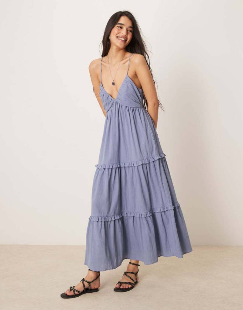 ASOS DESIGN - Träger-Maxikleid in Boyfriend-Blau mit Knitteroptik von ASOS DESIGN