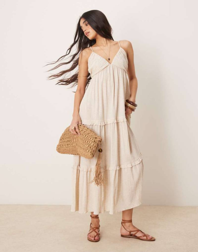 ASOS DESIGN - Träger-Maxikleid in Hellbeige mit Crinkle-Optik-Bunt von ASOS DESIGN