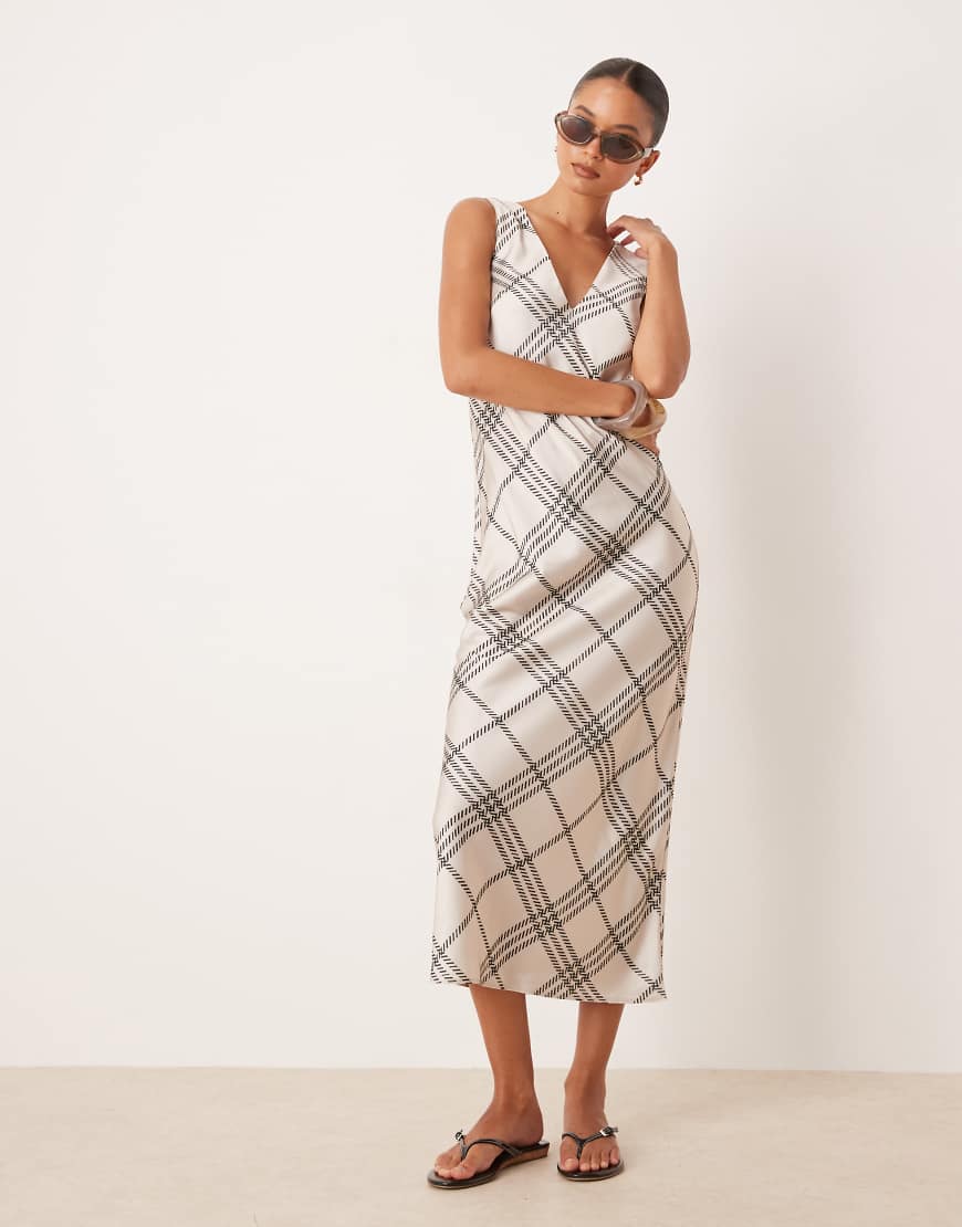 ASOS DESIGN - Träger-Midikleid aus Satin in Weiß und Schwarz kariert mit V-Ausschnitt-Bunt von ASOS DESIGN