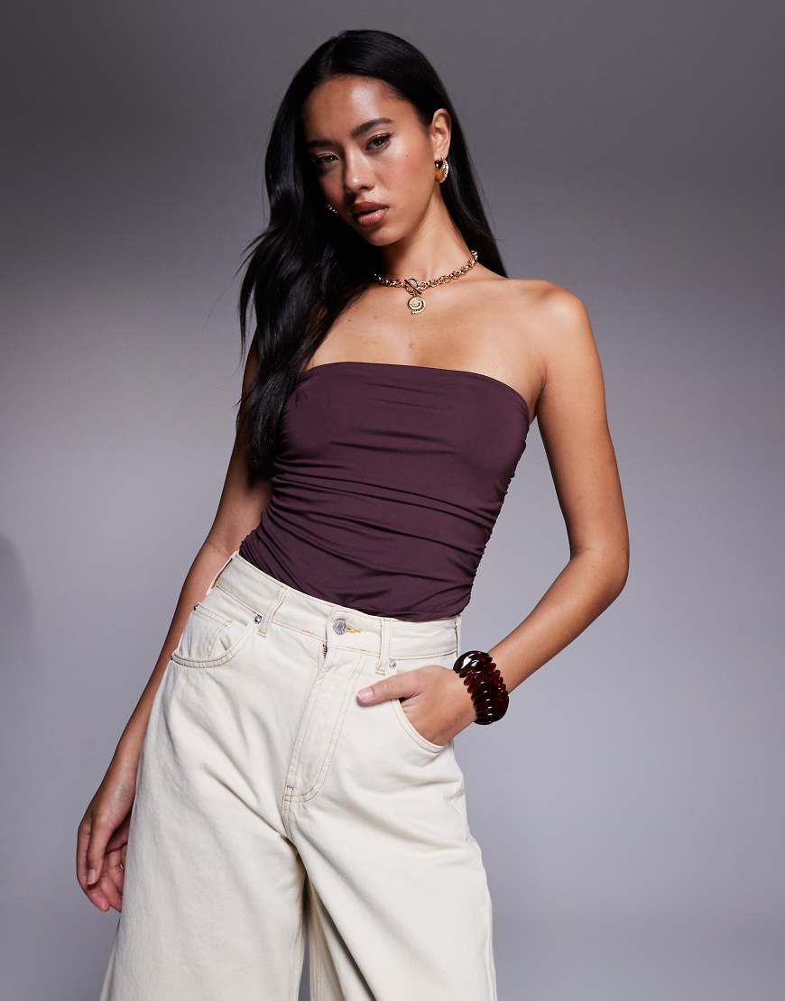 ASOS DESIGN - Trägerloser, anschmiegsamer Body in Braun mit gerafften Seiten von ASOS DESIGN