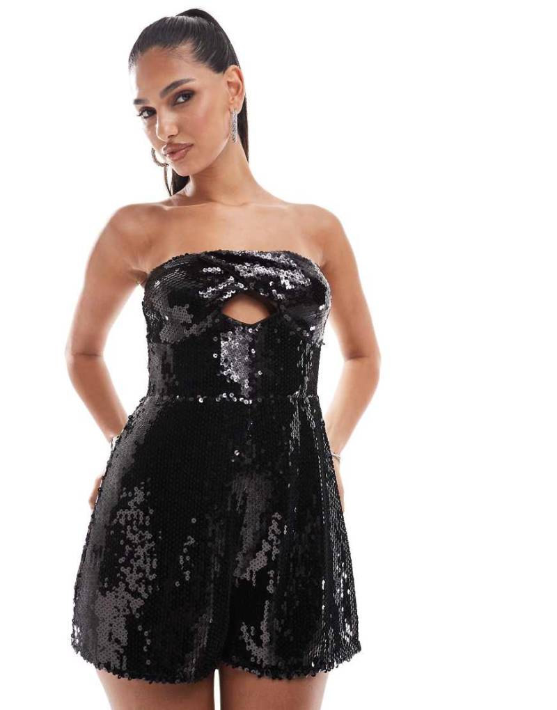 ASOS DESIGN - Trägerloser, transparenter Playsuit in Schwarz mit Paillettenbesatz und verdrehtem Detail von ASOS DESIGN