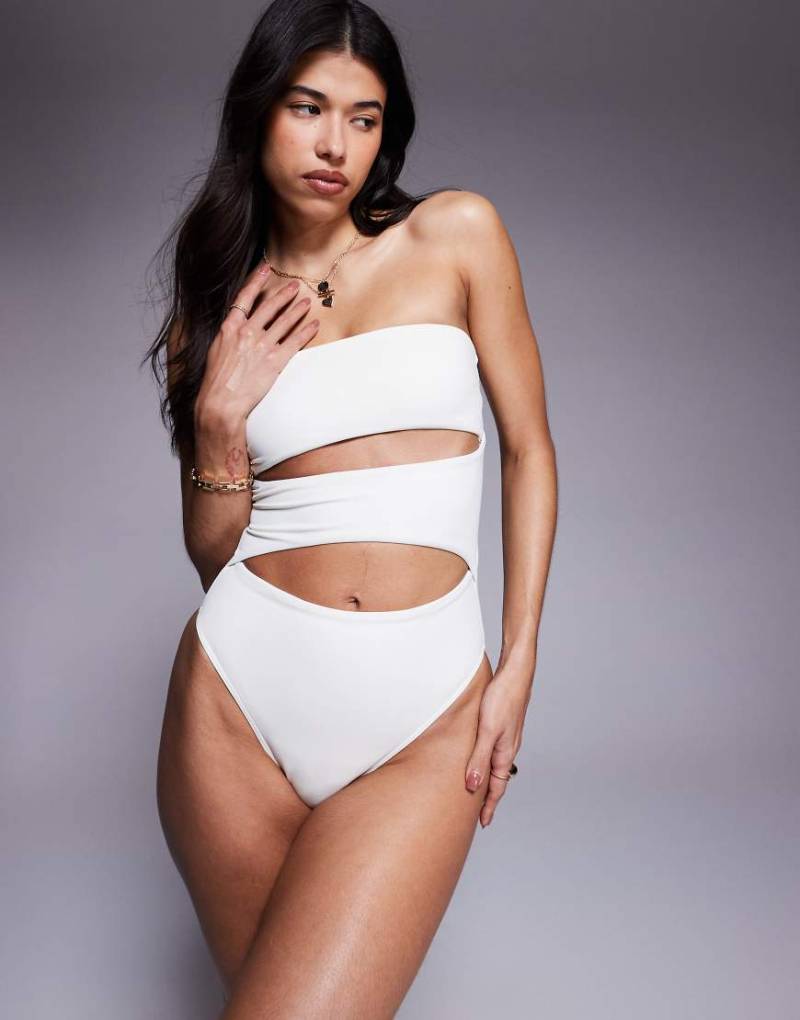 ASOS DESIGN - Trägerloser Badeanzug im cremeweißen Stoffbahnen-Cut-out-Design-Neutral von ASOS DESIGN