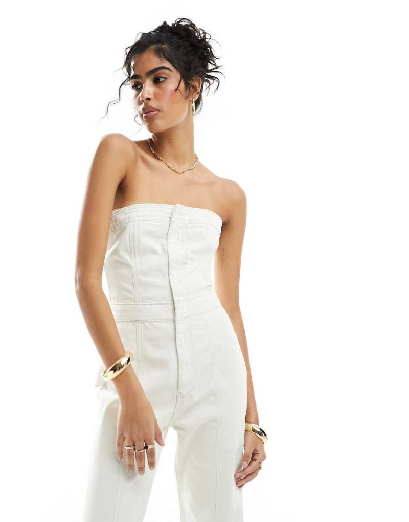 ASOS DESIGN - Trägerloser Jeans-Jumpsuit in gebrochenem Weiß von ASOS DESIGN