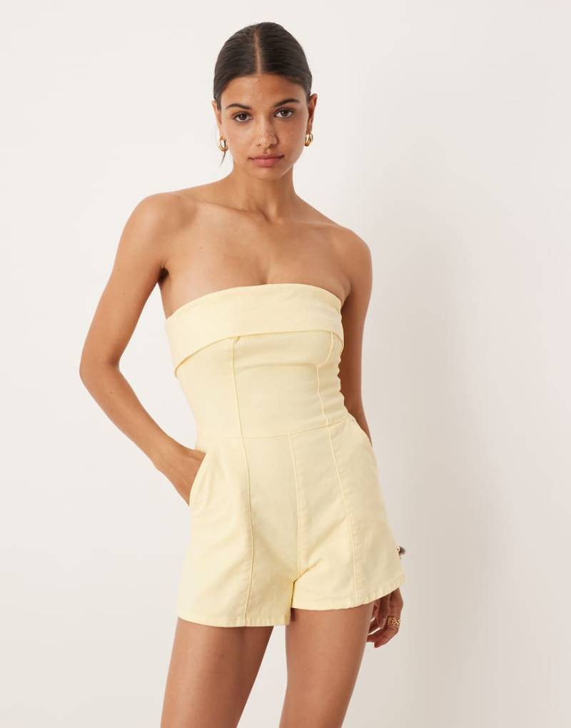 ASOS DESIGN - Trägerloser Jeans-Playsuit in Buttermilchgelb mit umgeschlagenem Ausschnitt-Rot von ASOS DESIGN