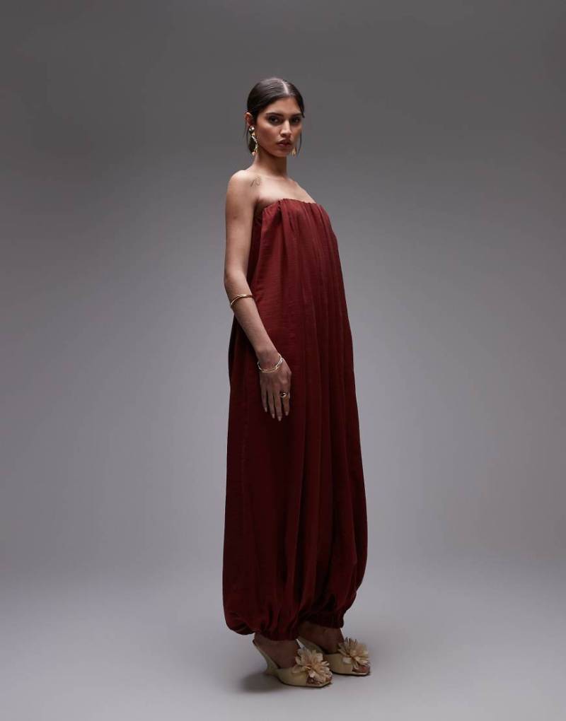 ASOS DESIGN - Trägerloser Jumpsuit aus Modal in Ziegelrot mit Ballonsaum von ASOS DESIGN