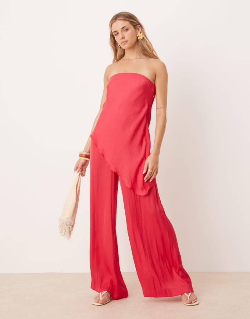 ASOS DESIGN - Trägerloser Jumpsuit aus Satin in Himbeerrosa mit asymmetrischem Overlay-Rot von ASOS DESIGN