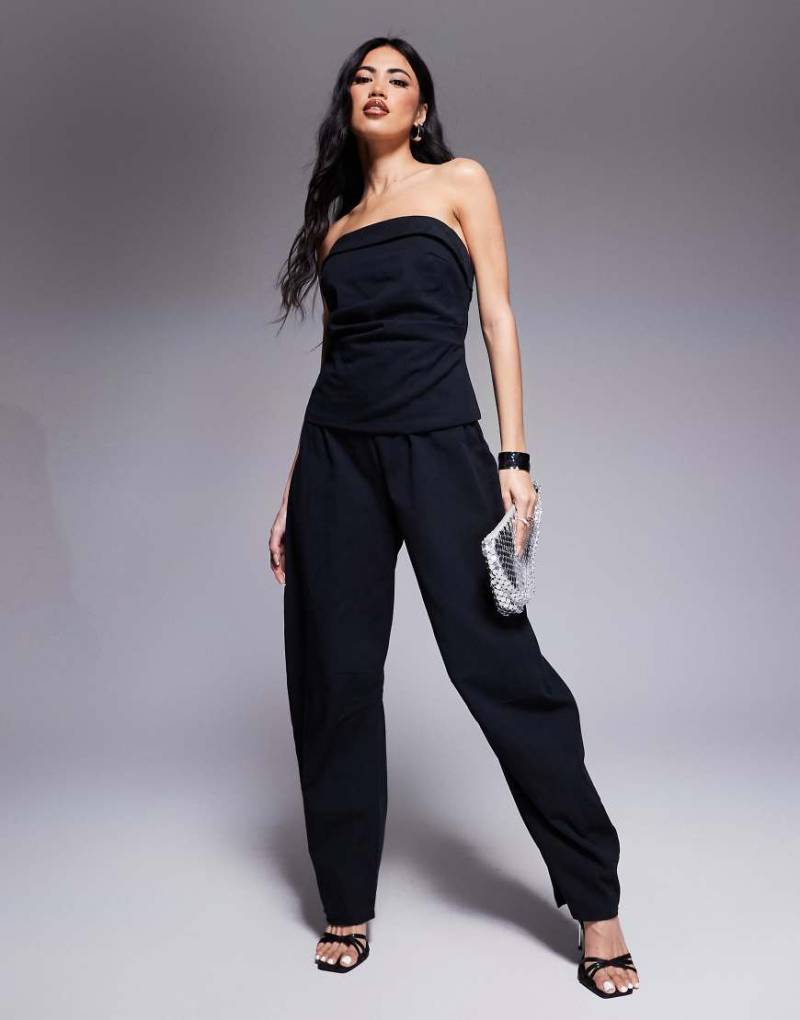 ASOS DESIGN - Trägerloser Jumpsuit in Schwarz mit Barrel-Leg-Bein von ASOS DESIGN
