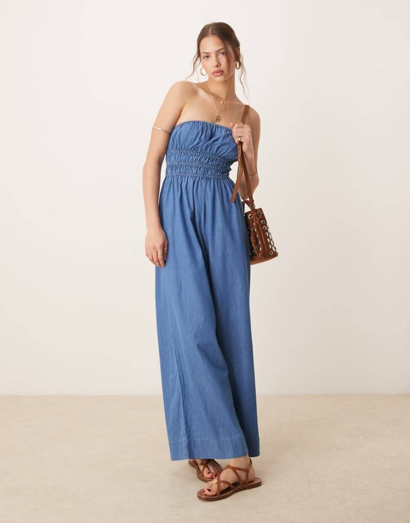 ASOS DESIGN - Trägerloser Jumpsuit in mittelblauer Waschung mit gesmoktem Oberteil von ASOS DESIGN