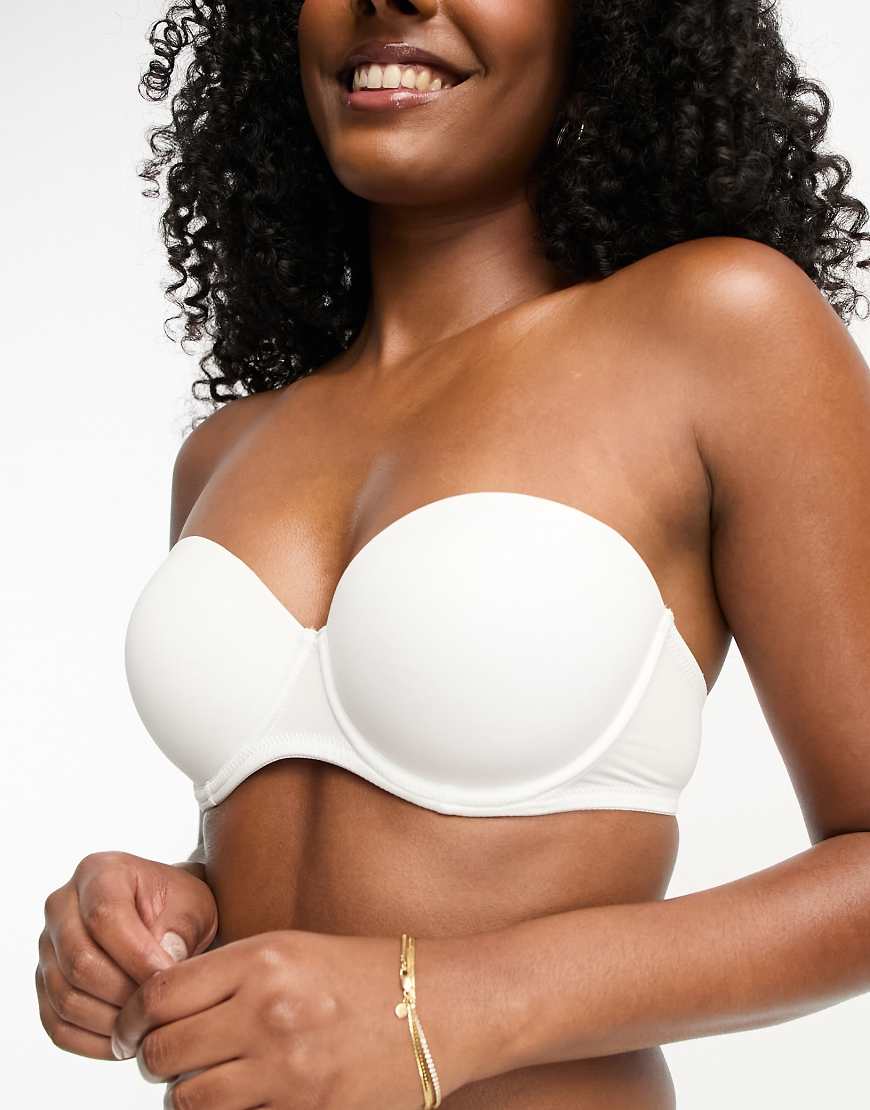 ASOS DESIGN - Trägerloser Mikrofaser-BH in Weiß mit geformten Körbchen und mehreren Tragevarianten ASOS DESIGN - Trägerloser Mikrofaser-BH in Weiß mit geformten Körbchen und mehreren Tragevarianten von ASOS DESIGN