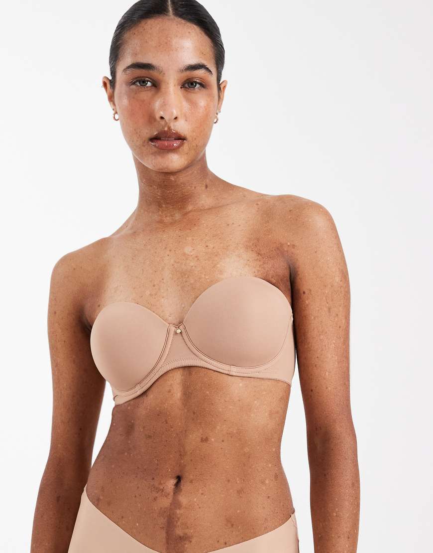 ASOS DESIGN - Trägerloser Multiway-BH in Beige mit Formschalen, Anhänger-Detail und geprägten Trägern-Neutral von ASOS DESIGN