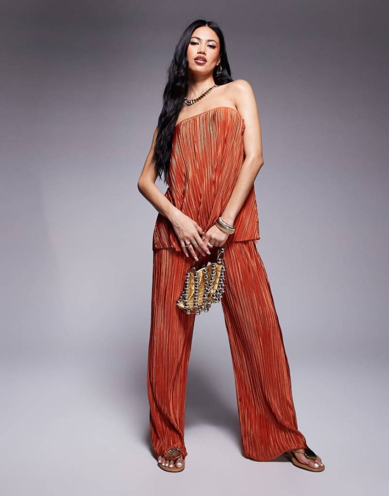 ASOS DESIGN - Trägerloser Plissee-Jumpsuit in Rostrot mit Overlay-Orange von ASOS DESIGN