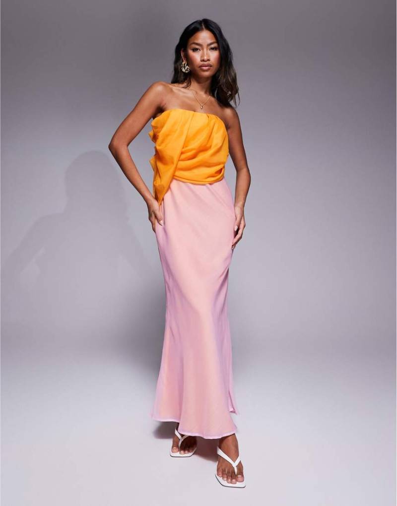 ASOS DESIGN - Trägerloses, drapiertes Maxikleid in Rosa und Orange mit Farbverlaufsmuster und asymmetrischem Design-Bunt von ASOS DESIGN